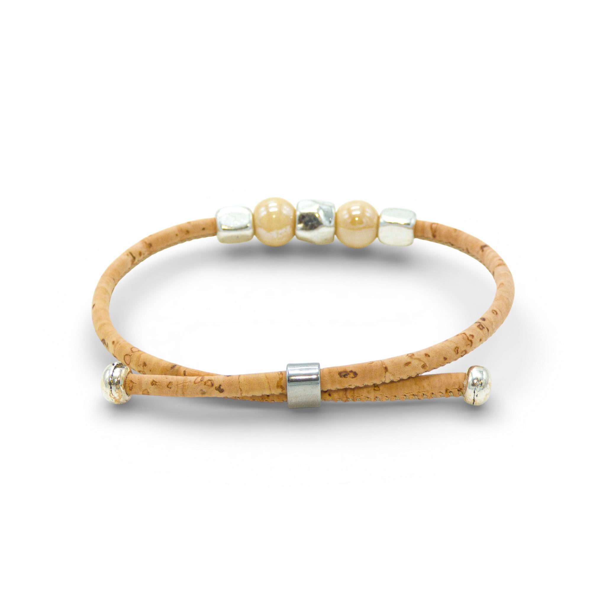 Delicate Jonc Fin Perlé bracelet by Cork Colors featuring natural cork and silver clasp, elegantly displayed.