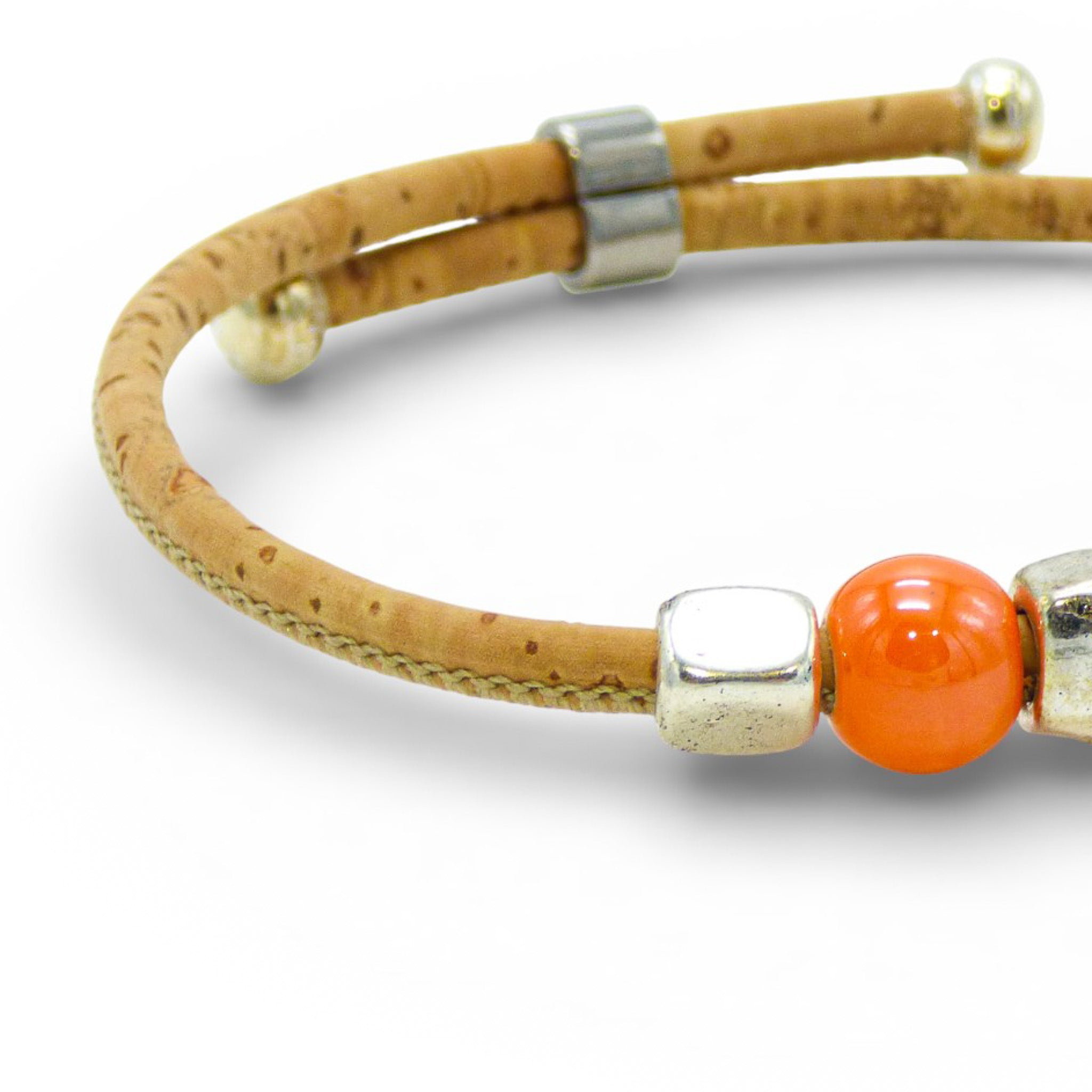 Cork Colors bracelet jonc fin perlé in orange, featuring a silver clasp and delicate pearl accents.