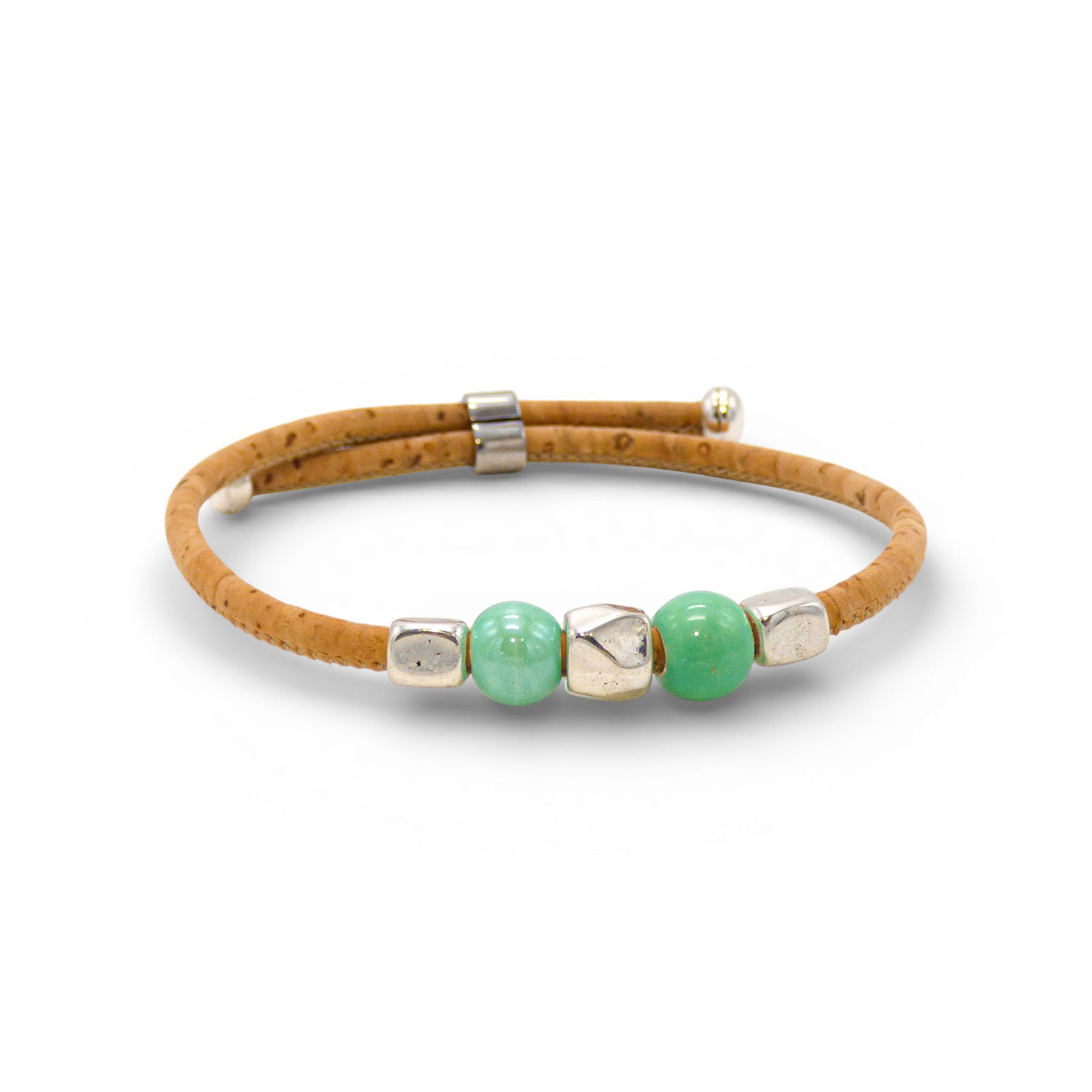 Turquoise perlé bracelet from Cork Colors, featuring a fin jonc design and silver clasp on a textured background.