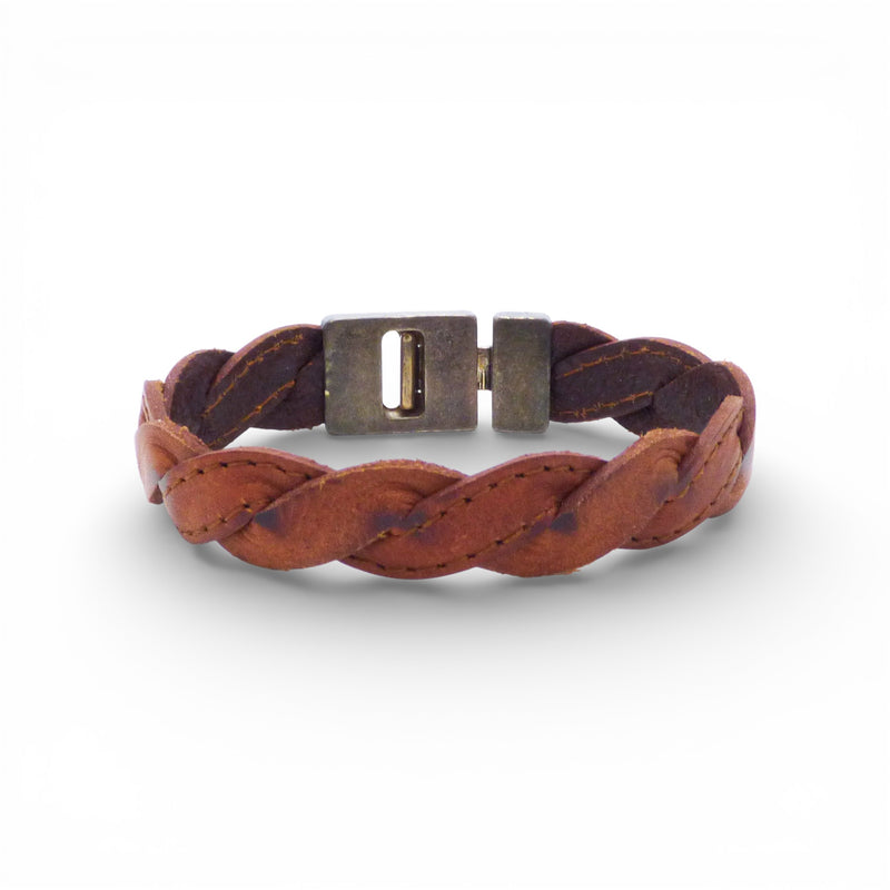 Bracelet homme tressé en cuir cognac — Artipel, fermoir laiton vieilli, vue de face, Portugal