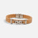 Détail de la manille acier sur un bracelet en liège clair, double rang cousu