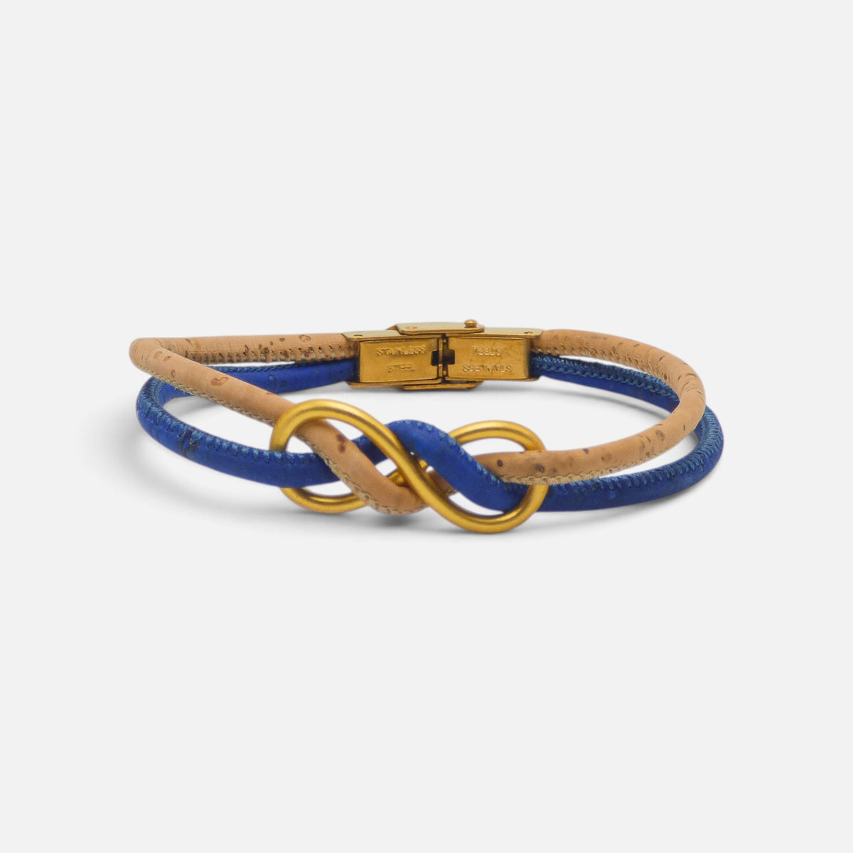 Bracelet en liège bleu vu de face, nœud doré et fermoir rectangulaire
