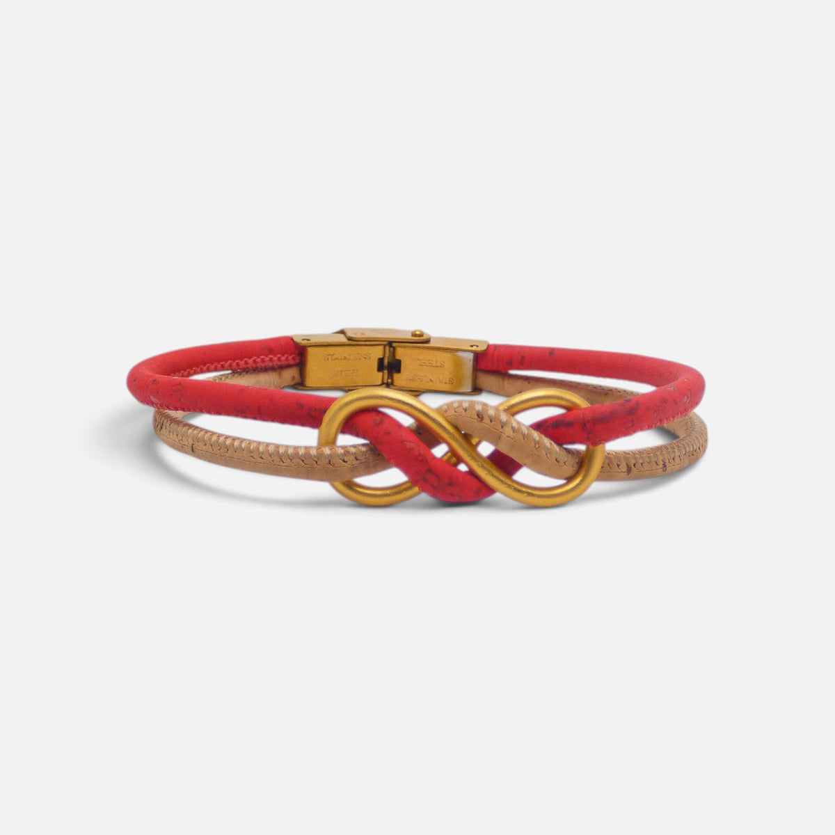 Détail du nœud doré sur un bracelet en liège rouge vif, vue de face