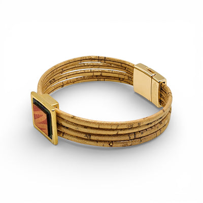 Bracelet en liège doré vu de trois-quarts, fermoir aimanté doré — Artipel Rio, cabochon carré orangé, Portugal