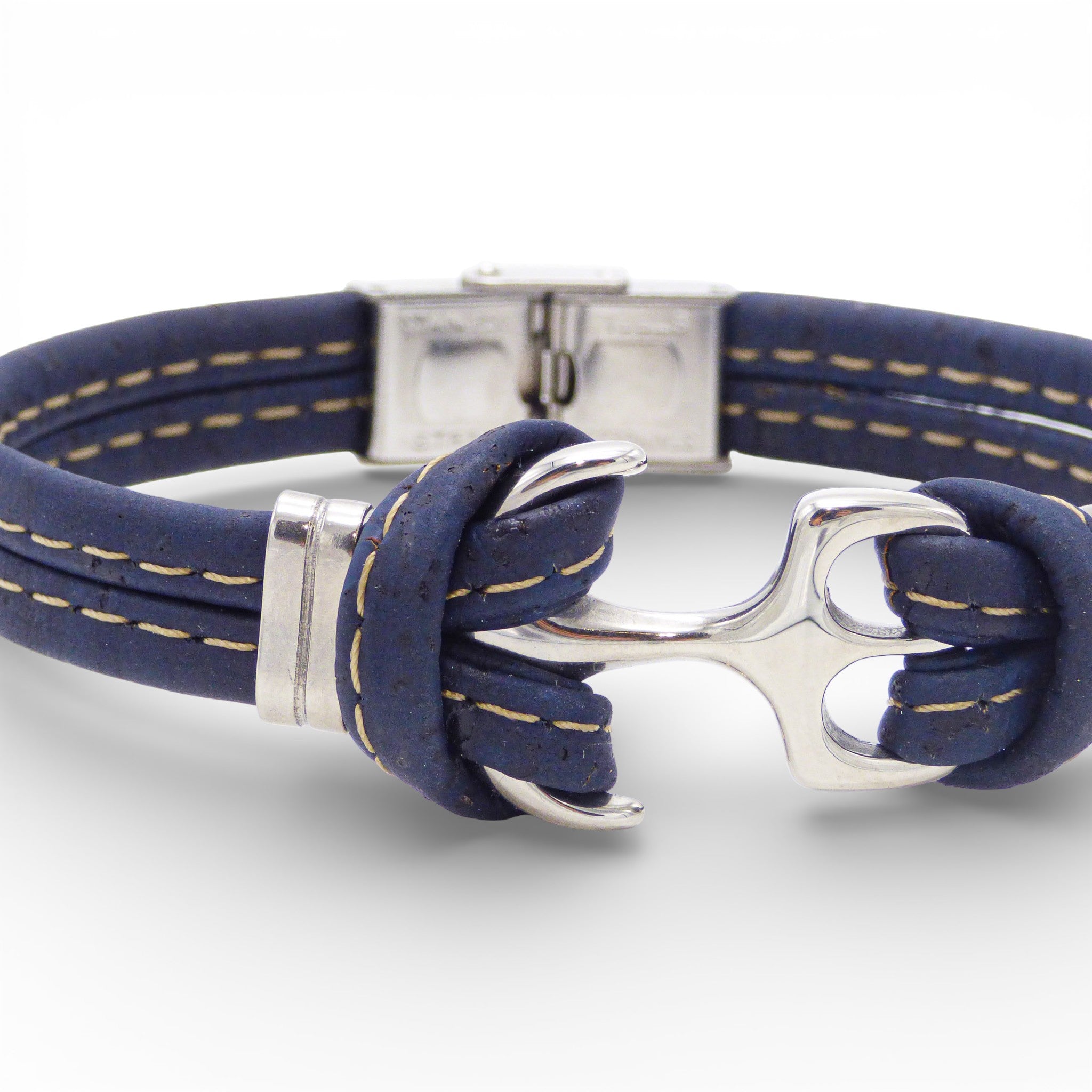 Gros plan sur l'ancre marine acier d'un bracelet en liège bleu marine — Cork Colors, Portugal