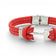 Gros plan sur l'ancre marine acier d'un bracelet en liège rouge — Cork Colors, Portugal