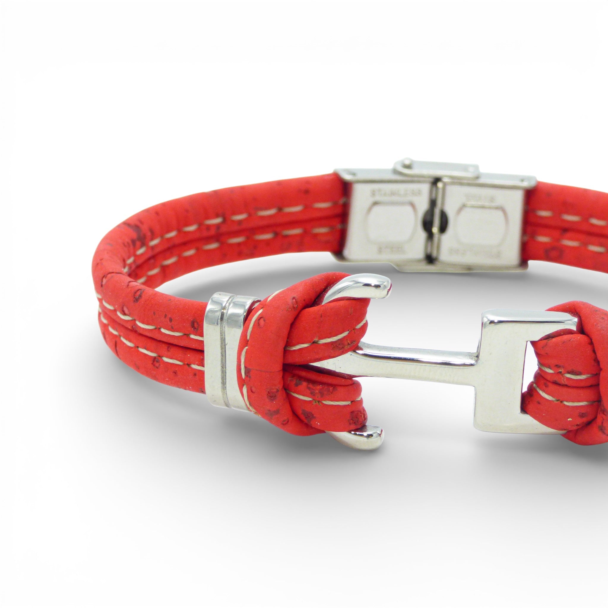Gros plan sur l'ancre marine acier d'un bracelet en liège rouge — Cork Colors, Portugal