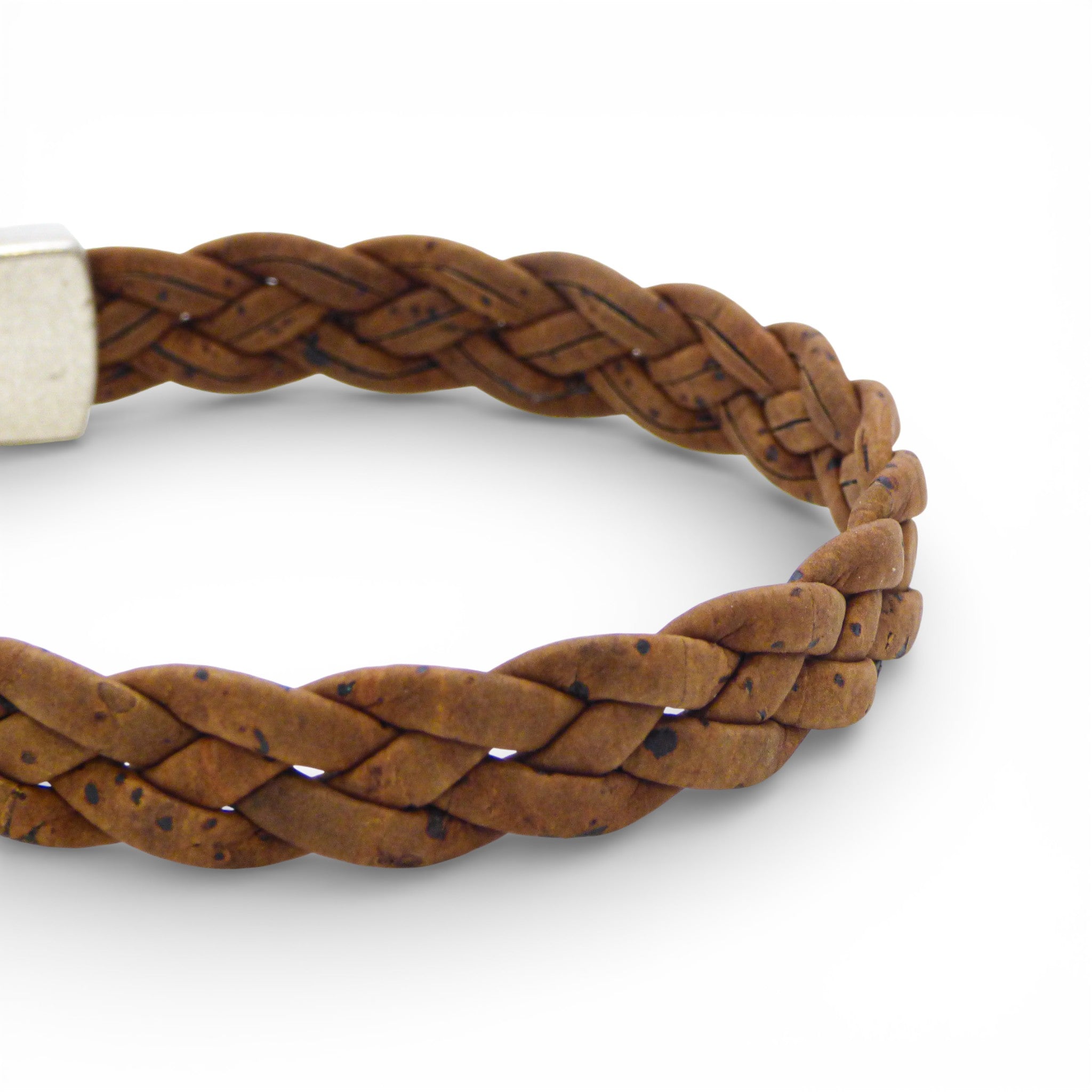 Brown braided cork bracelet for men by Artipel, showcasing a stylish and eco-friendly design.