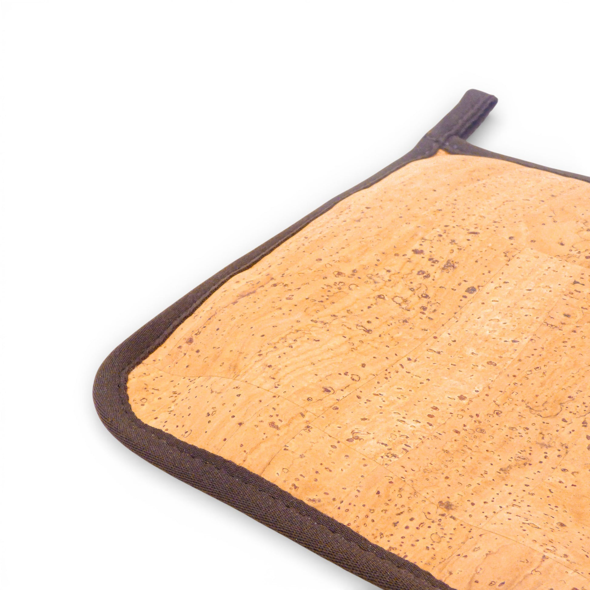 Gant de cuisine et manique en liège Amador Varum sur fond naturel, mettant en valeur le design et la texture du matériau.