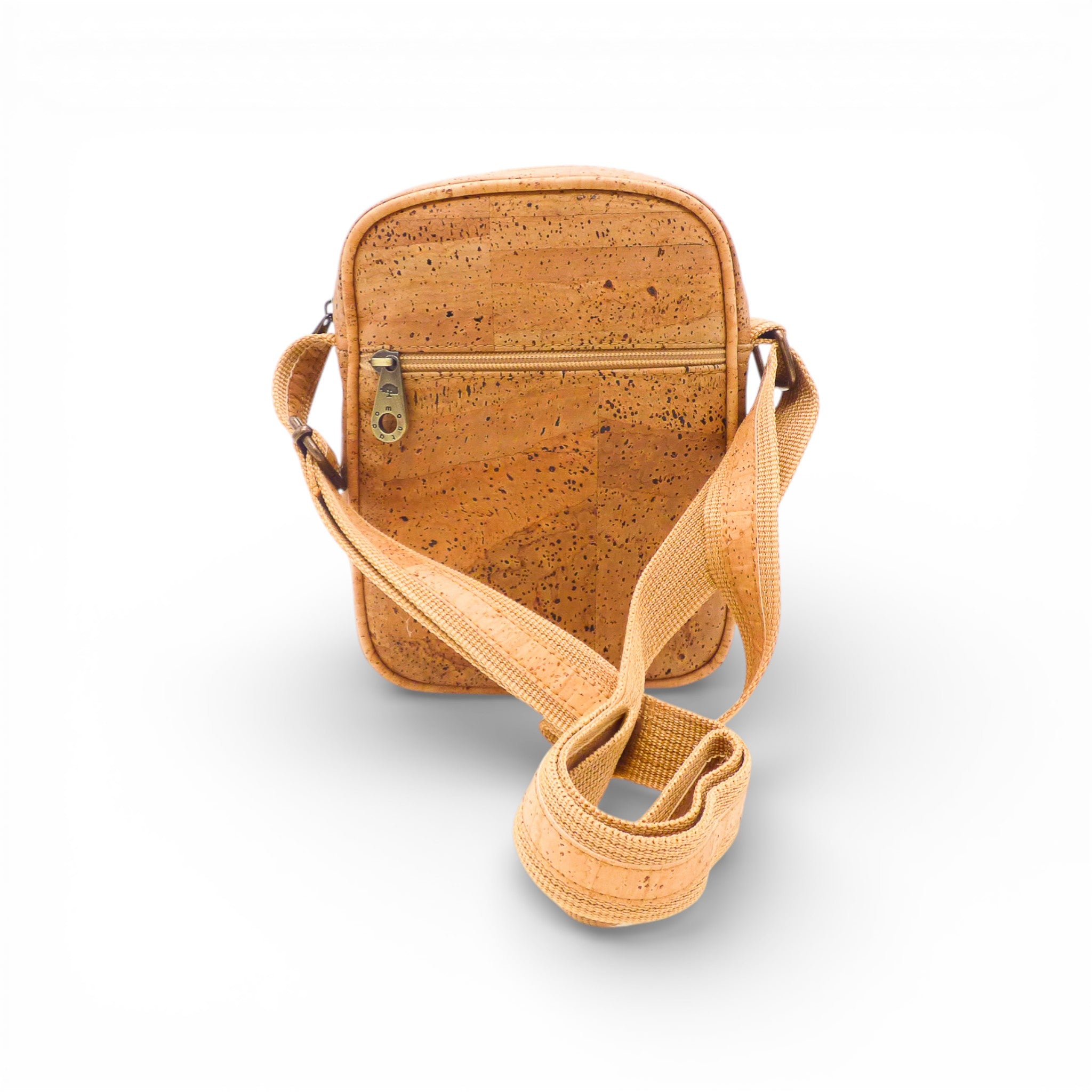 Dos d'un sac bandoulière en liège naturel — Montado, poche zippée, longue sangle textile réglable, Portugal