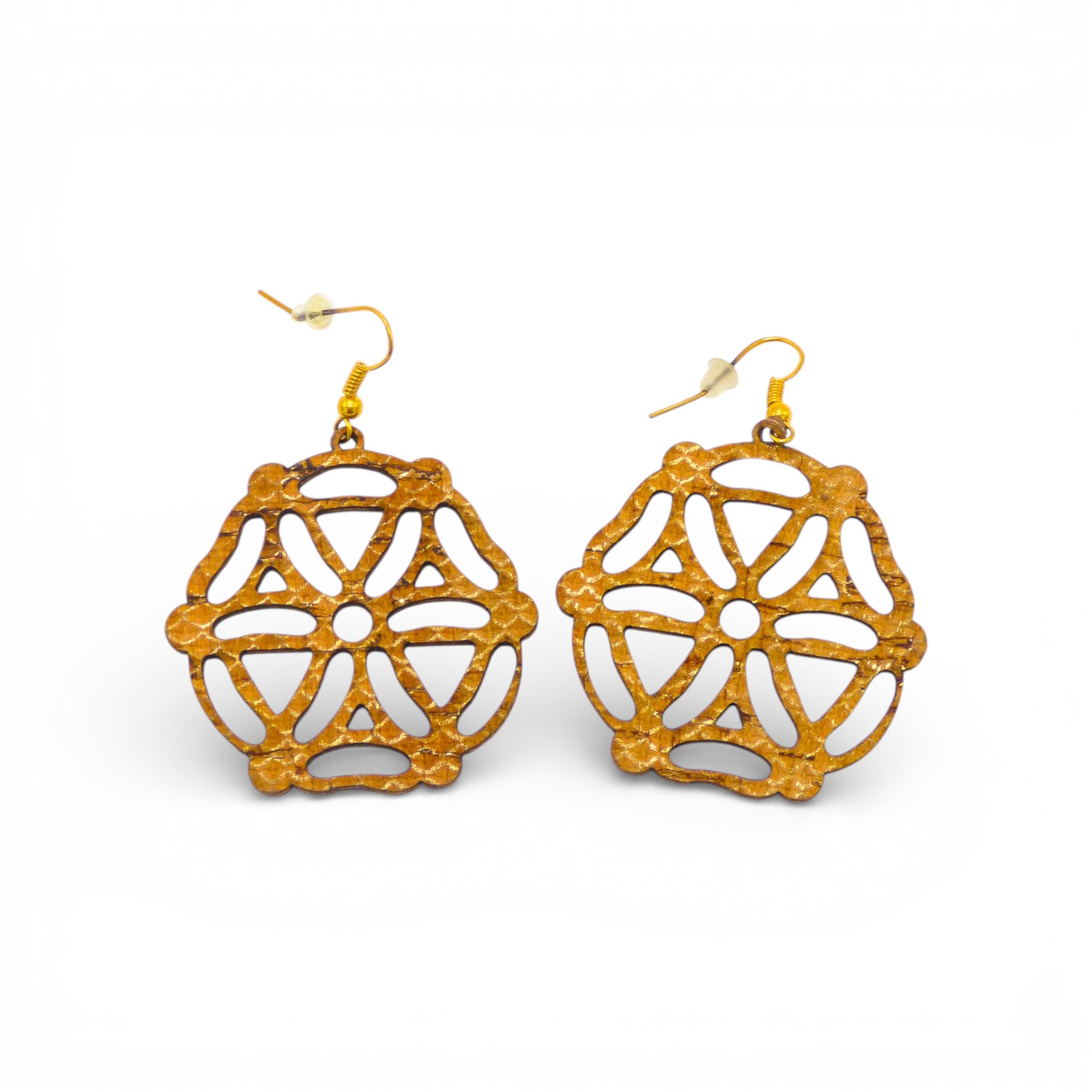 Boucles d'oreilles rosace ajourée en liège doré — Artipel, paire de face, Portugal