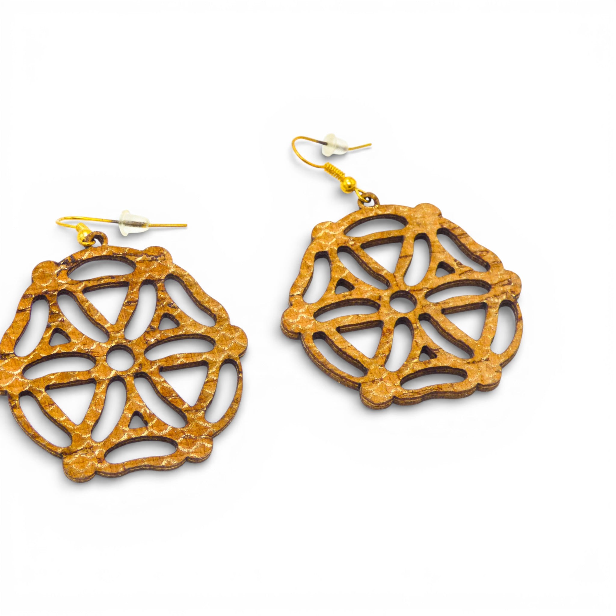 Boucles d'oreilles rosace ajourée en liège doré — Artipel, paire posée, Portugal