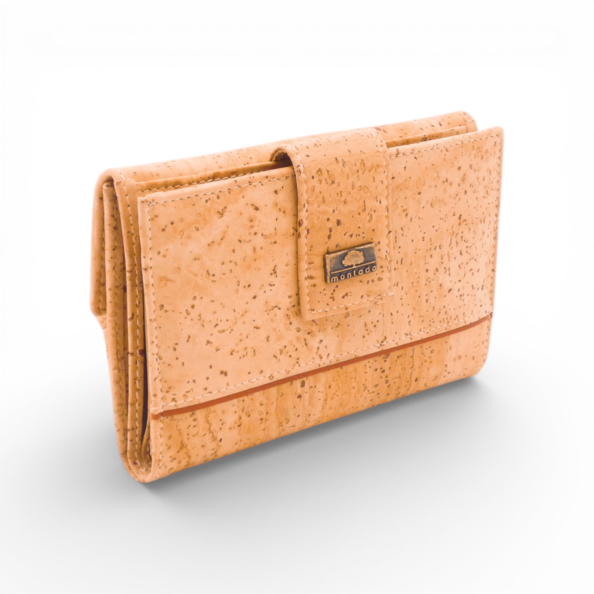 Portefeuille compact en liège naturel uni vu de trois-quarts — Montado, patte aimantée, Portugal