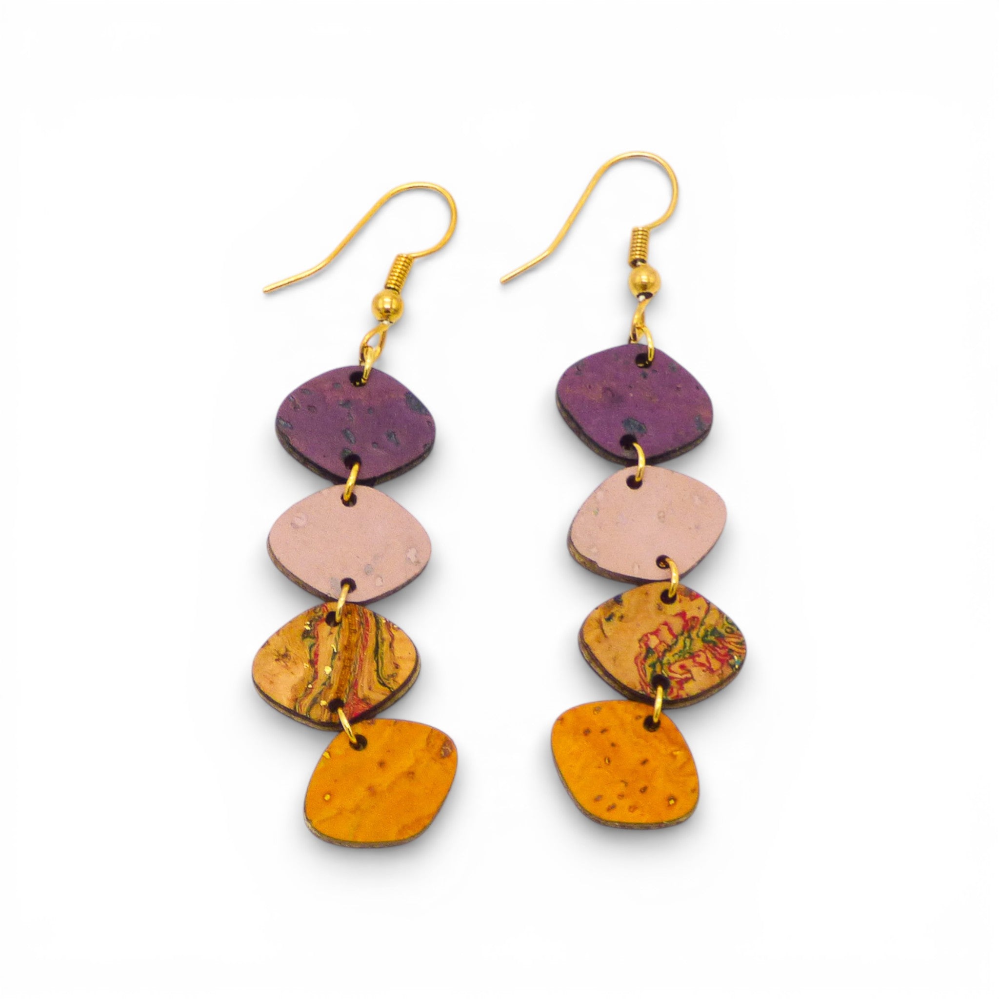 Pendulous cork earrings "Evora" by Cork Colors, showcasing natural textures and vibrant colors in a stylish design.