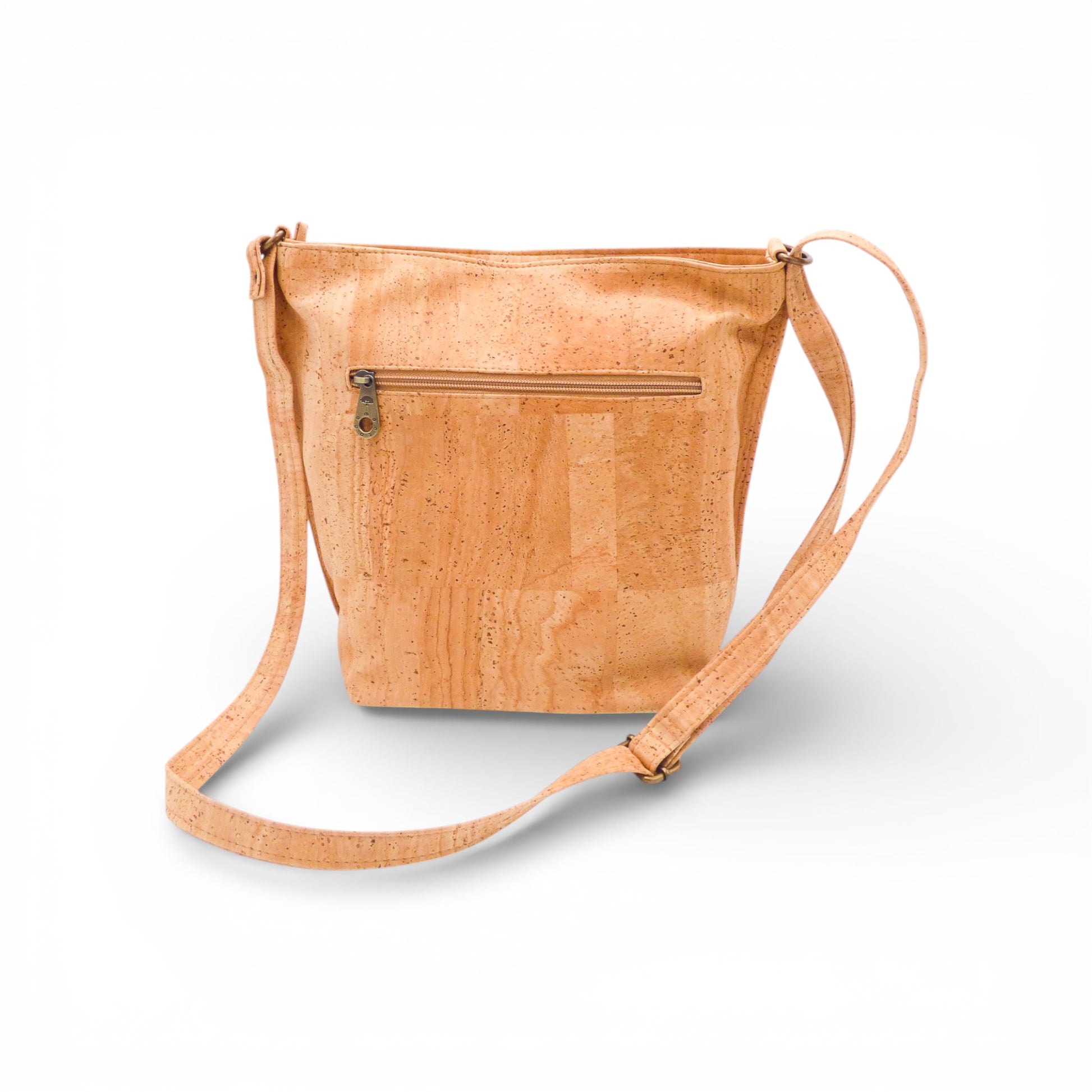 Sac bandoulière Montado in natural cork with a sleek design and adjustable strap, showcasing its unique texture.