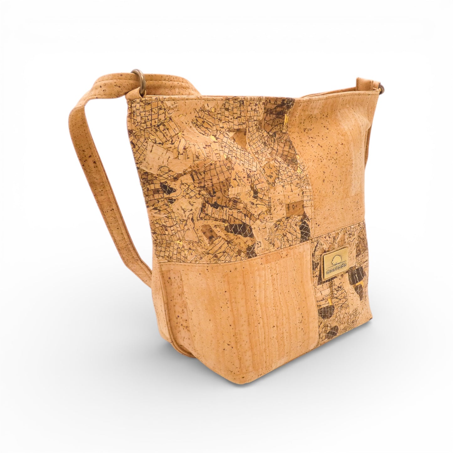 Sac bandoulière Montado en liège, affichant une texture naturelle et un design élégant avec une bandoulière ajustable.