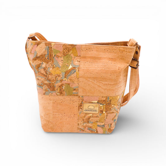 Sac bandoulière Montado en liège, affichant un design élégant et une texture naturelle, parfait pour un usage quotidien.