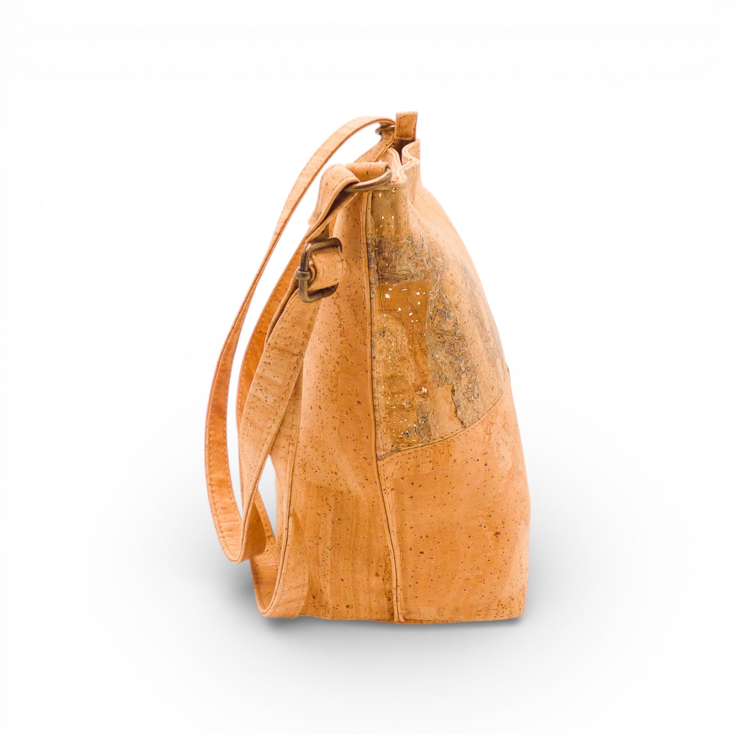 Sac bandoulière Montado in natural cork with adjustable strap, showcasing a stylish and eco-friendly design.