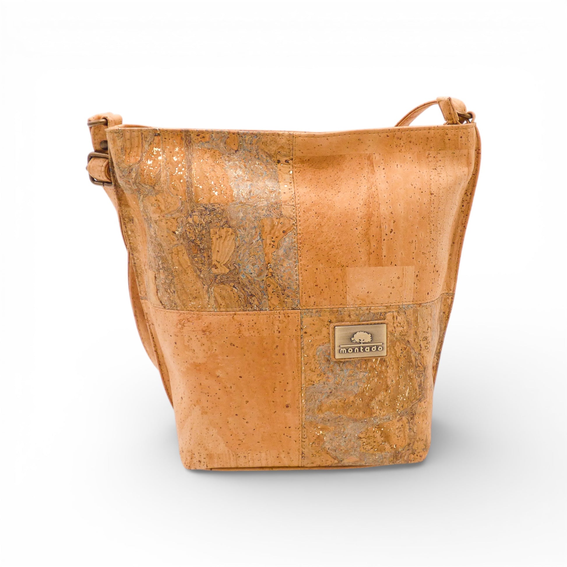 Sac bandoulière Montado in natural cork material, showcasing a stylish design with adjustable strap and elegant finish.