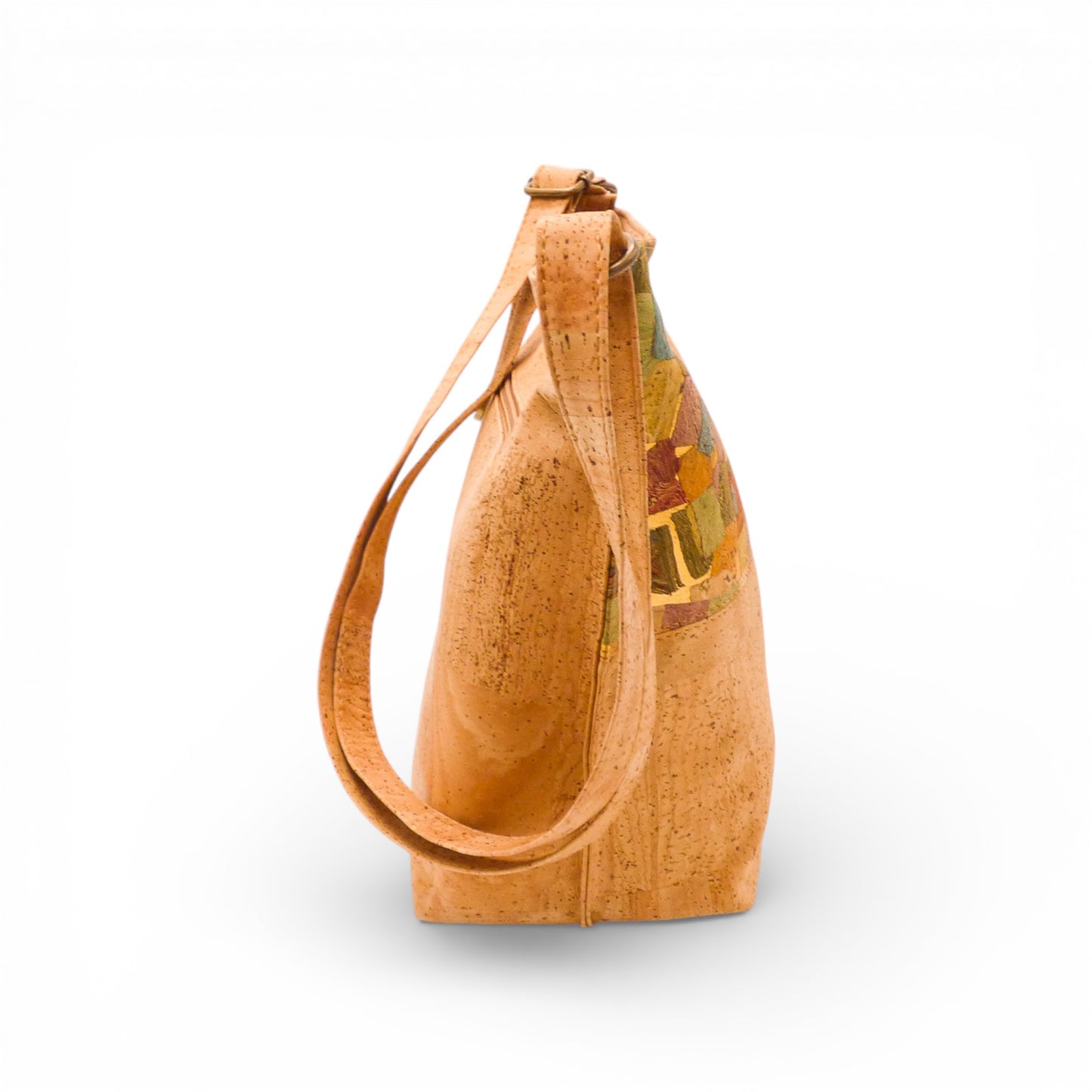 Sac bandoulière Montado in natural cork with an adjustable strap and a sleek design, displayed against a neutral background.