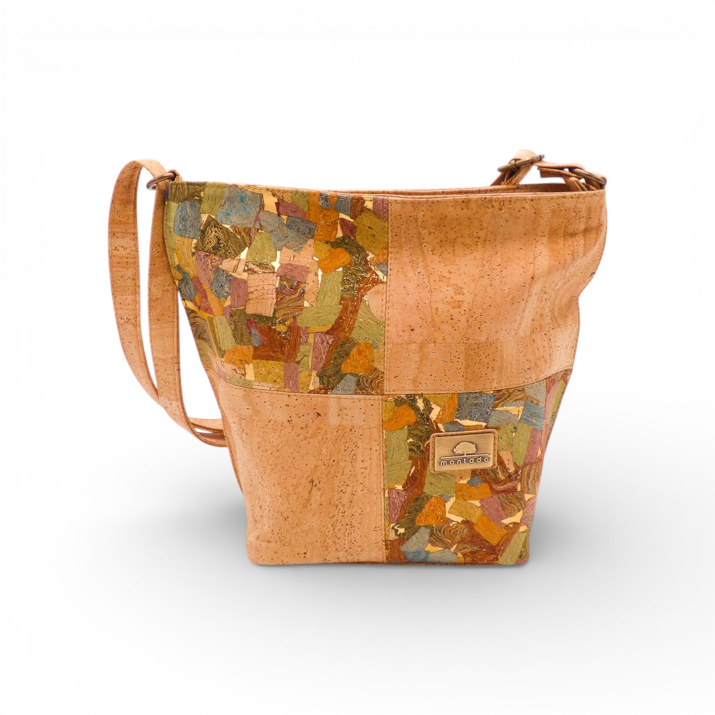 Sac bandoulière Montado in a stylish design, showcasing its unique texture and practical shoulder strap.