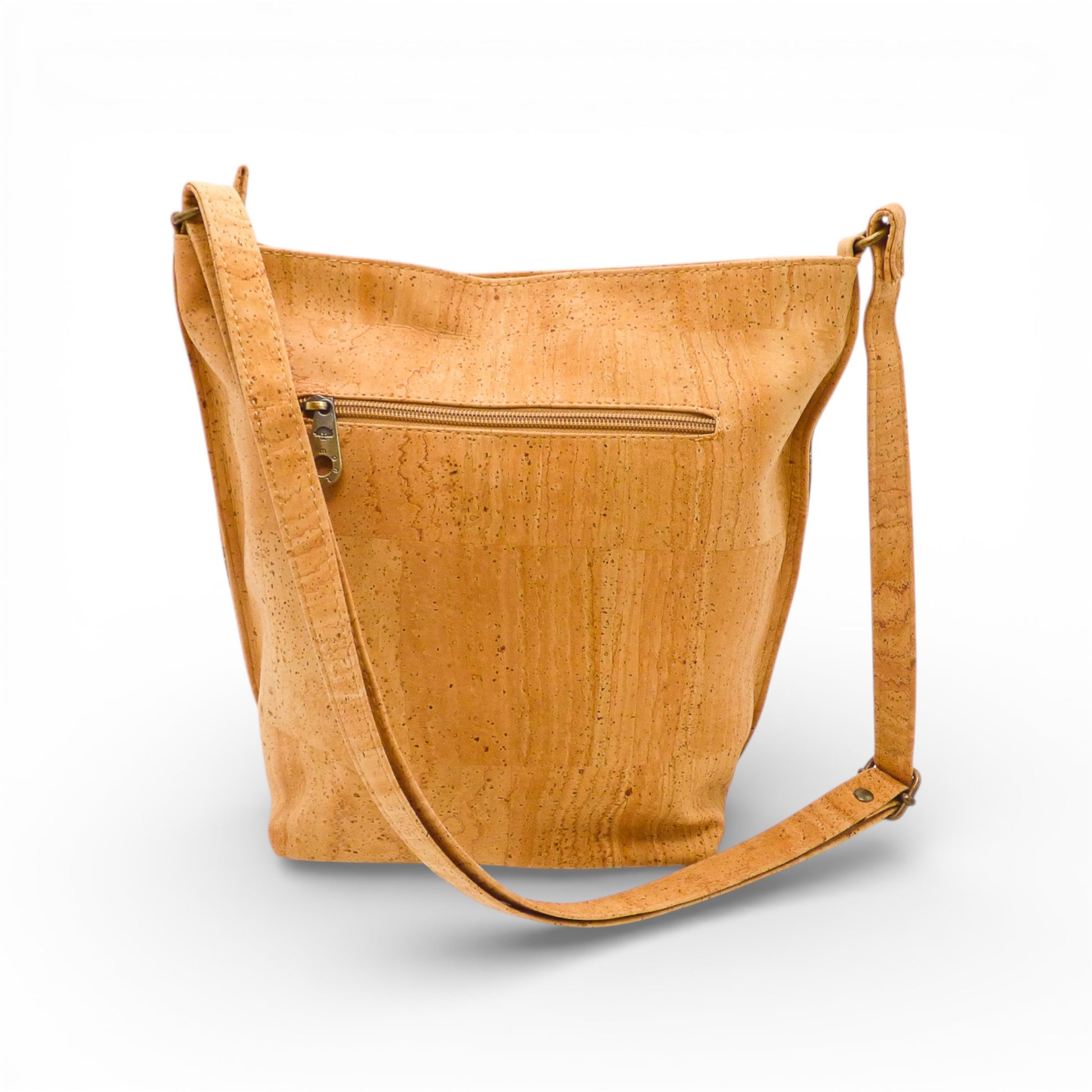 Sac bandoulière Montado in natural cork with adjustable strap and stylish design, showcased on a neutral background.