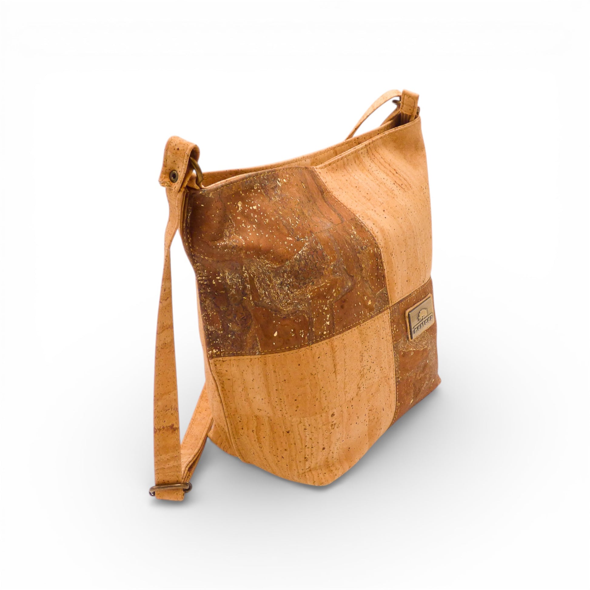 Sac bandoulière Montado in natural cork, showcasing its unique texture and stylish design on a neutral background.
