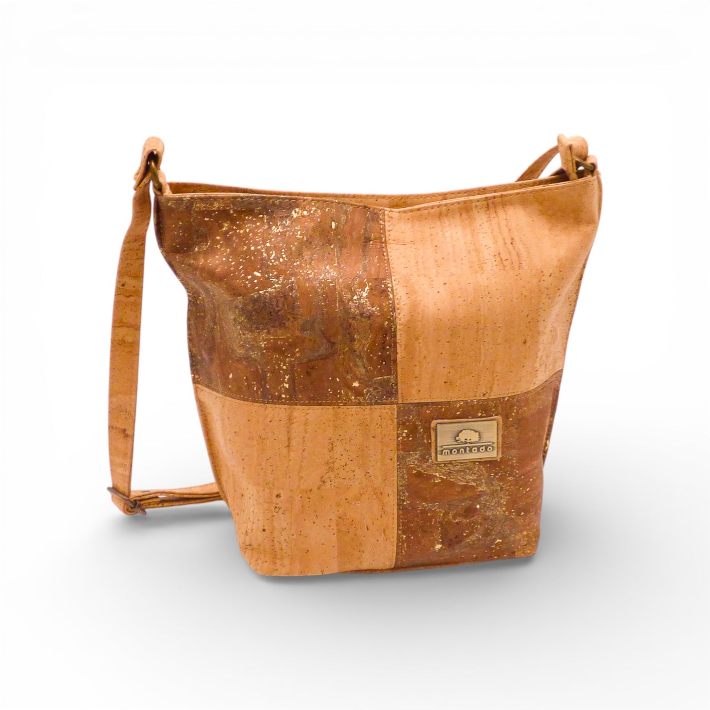 Sac bandoulière Montado en liège, affichant un design élégant et moderne avec une bandoulière ajustable.