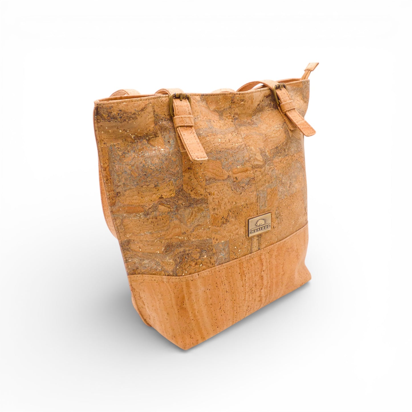 Sac épaule Montado en liège, avec une texture naturelle et une forme élégante, posé sur une surface neutre.