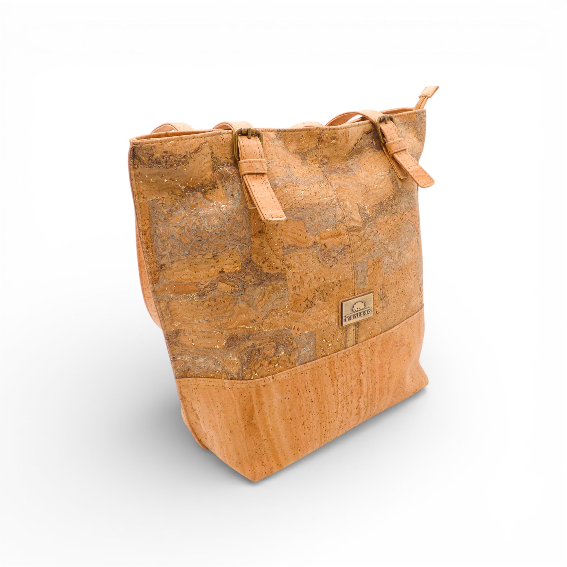 Sac épaule Montado en liège, avec une texture naturelle et une forme élégante, posé sur une surface neutre.