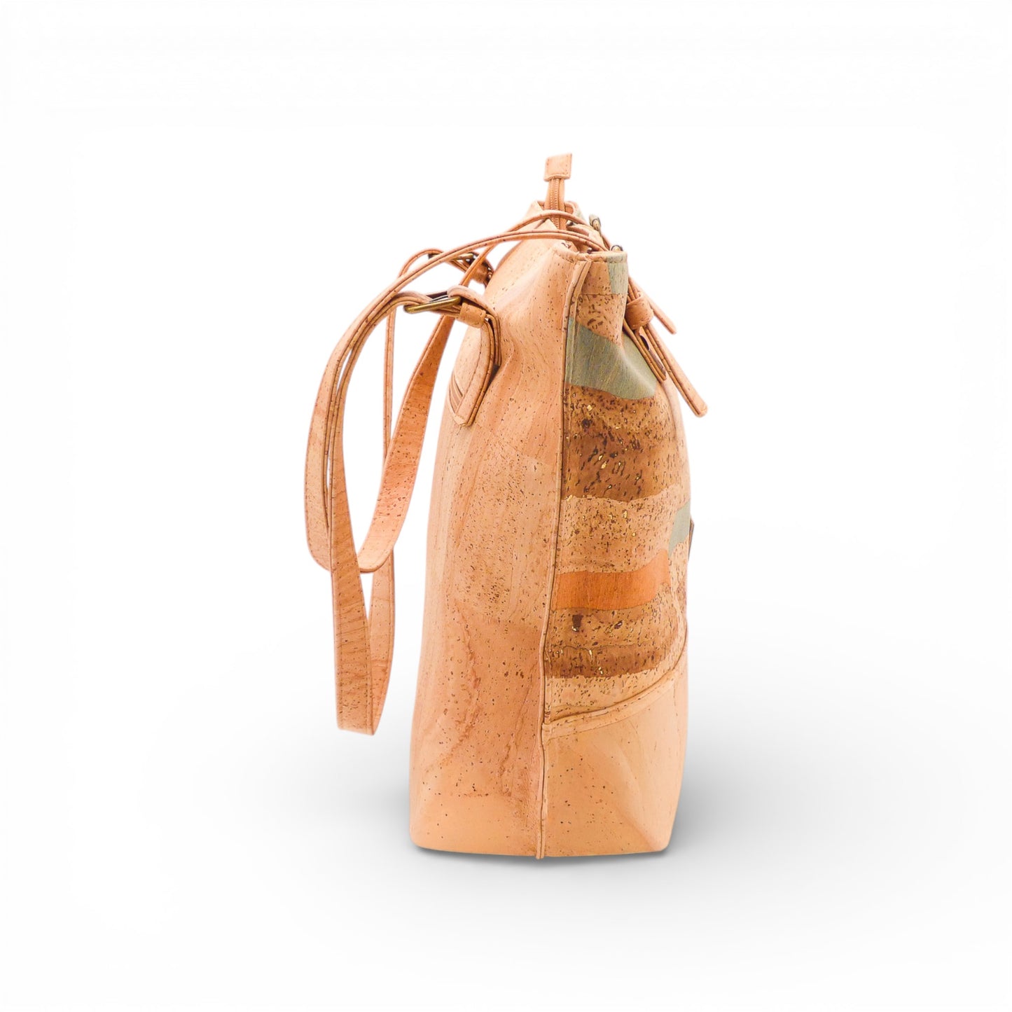 Sac épaule Montado en liège, avec une texture naturelle et une couleur beige, posé sur une surface claire.