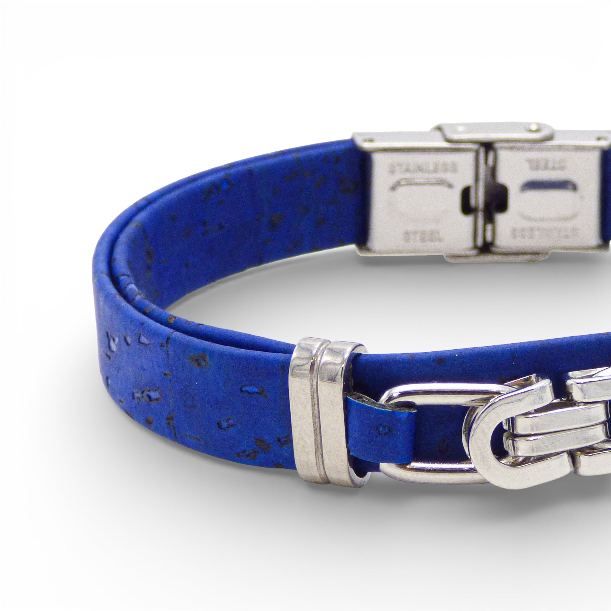 Gros plan sur le maillon acier du bracelet homme en liège bleu — Cork Colors, Portugal