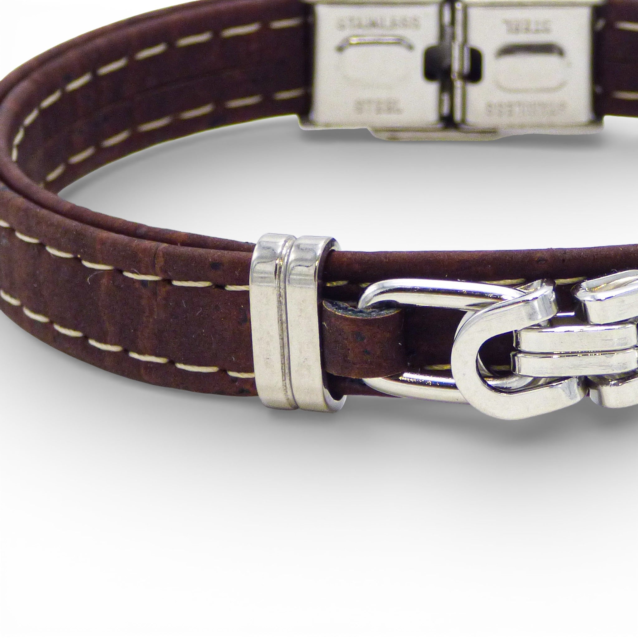 Gros plan sur le maillon acier du bracelet homme en liège marron — Cork Colors, Portugal