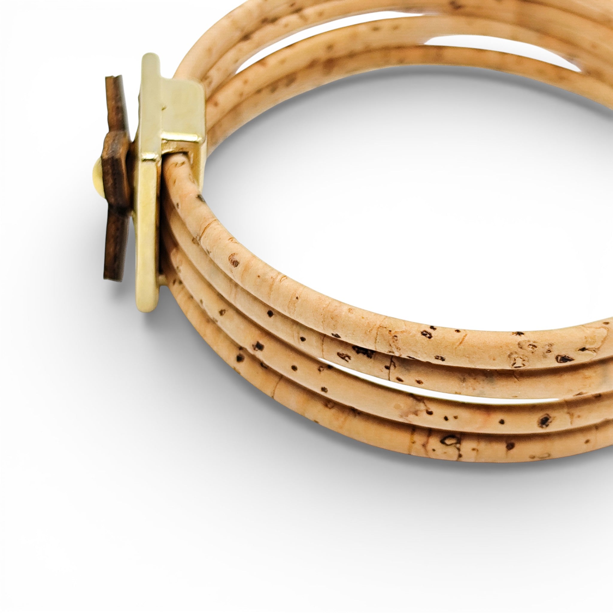 Gros plan sur les cordons en liège naturel du bracelet multi-rangs — Artipel, Portugal
