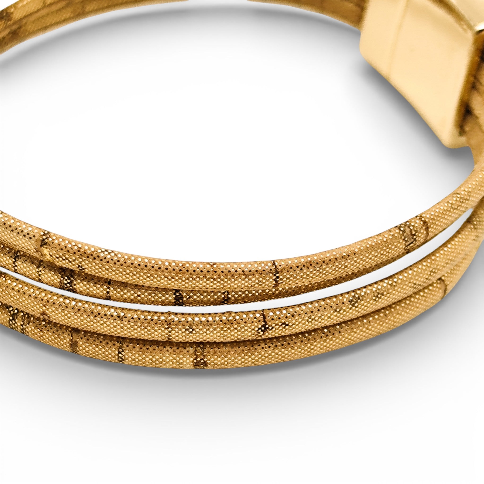 Gros plan sur les cordons en liège doré pailleté du bracelet multi-rangs — Artipel, Portugal
