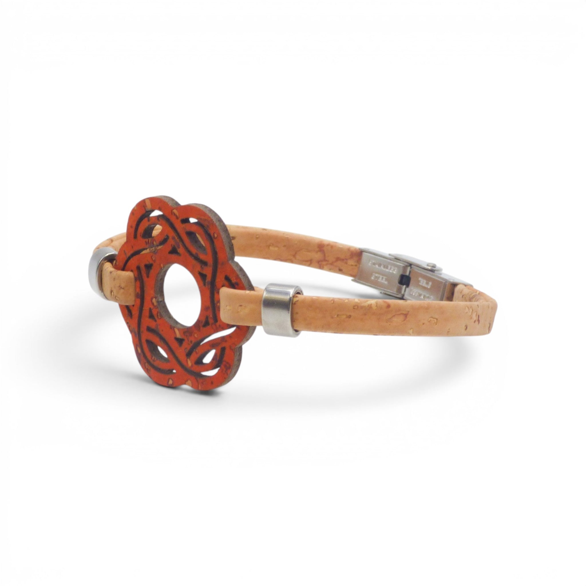 Détail gravure soleil sur bracelet en liège orange et cordon naturel, accessoire écologique