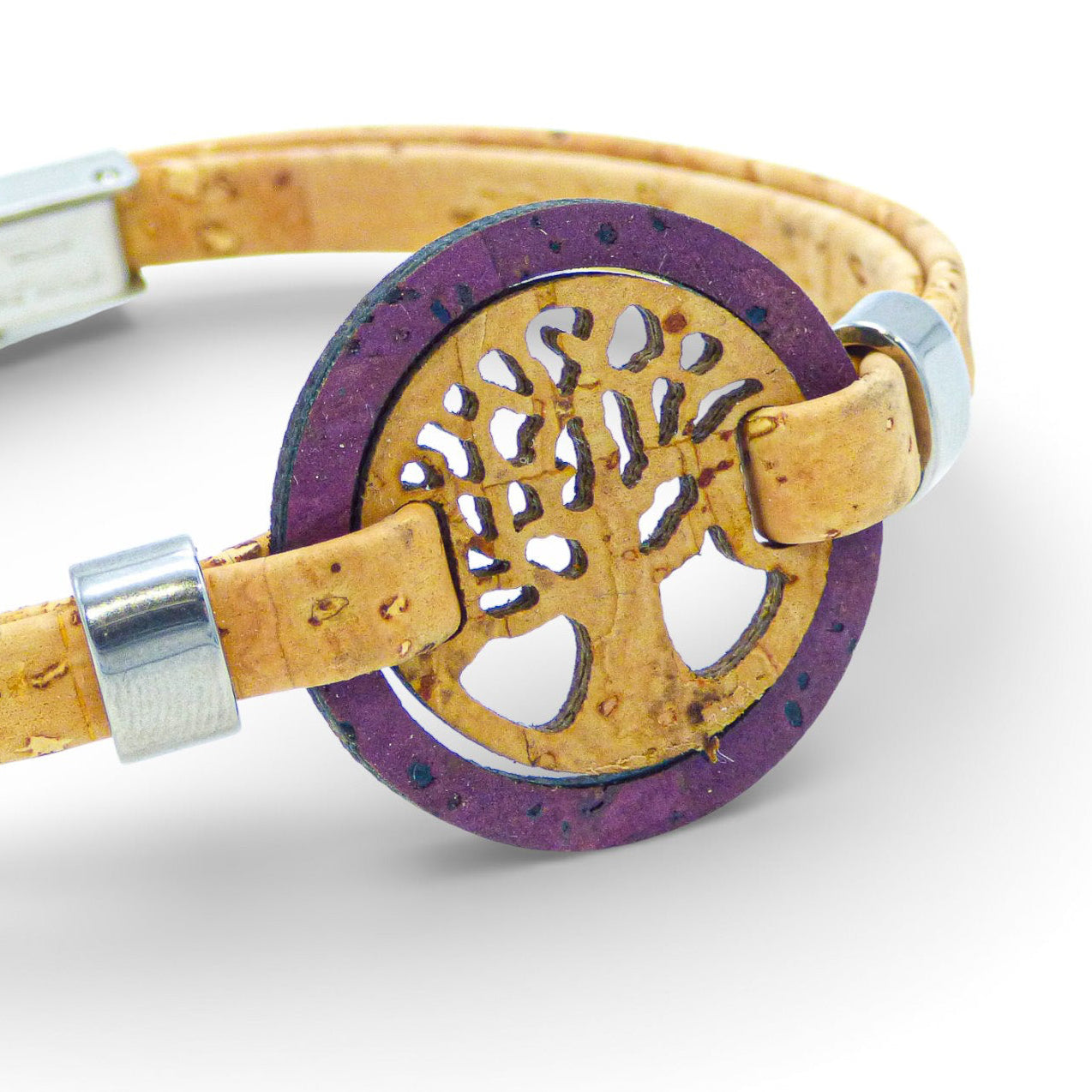 Gros plan du médaillon arbre de vie, cerclage liège violet — Cork Colors, fermoirs métal, Portugal