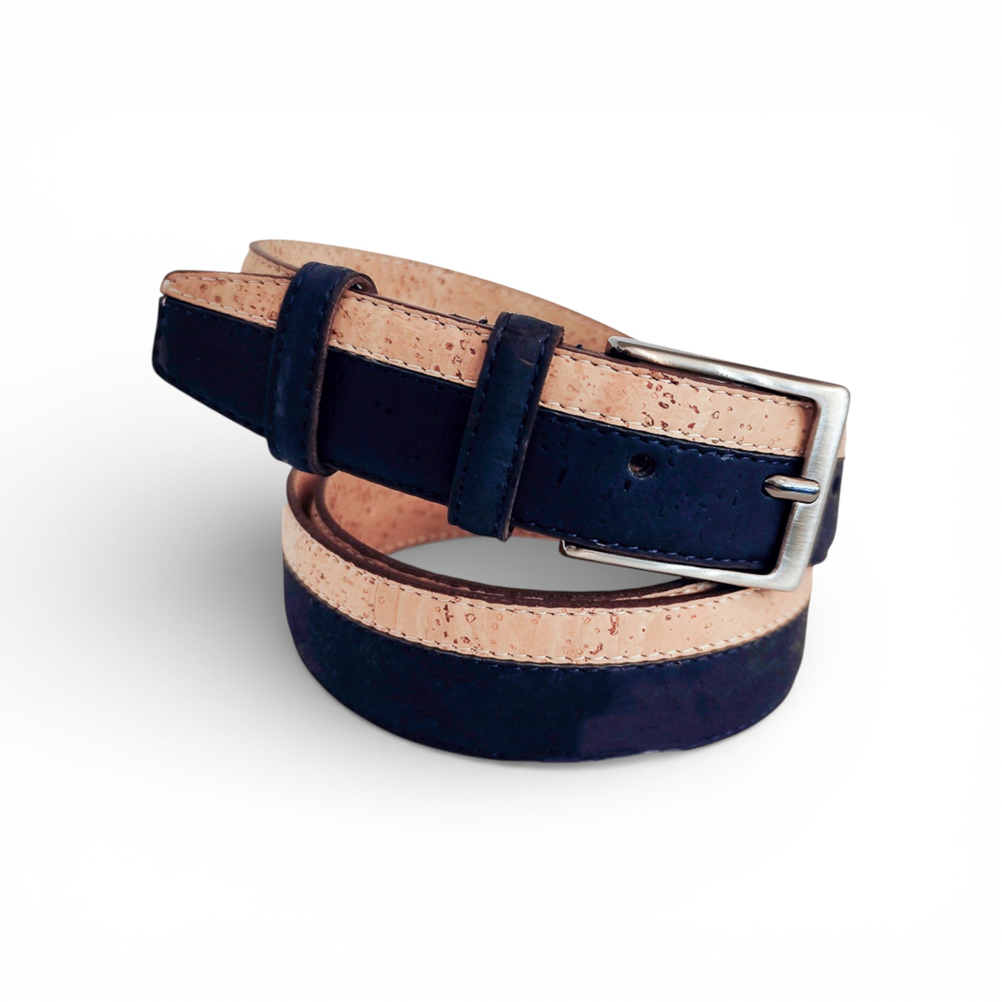 Ceinture en liège bicolore bleu marine et naturel enroulée — TC Cortiça, boucle métal, Portugal