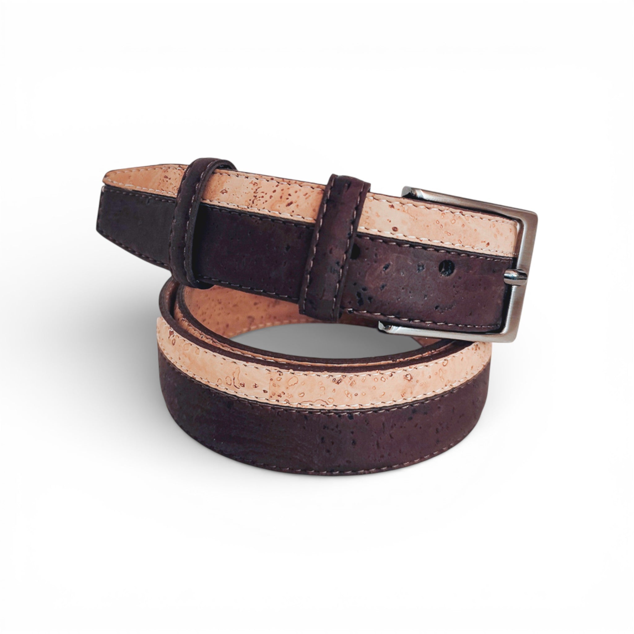 Ceinture en liège bicolore brun foncé et naturel enroulée — TC Cortiça, boucle métal, Portugal