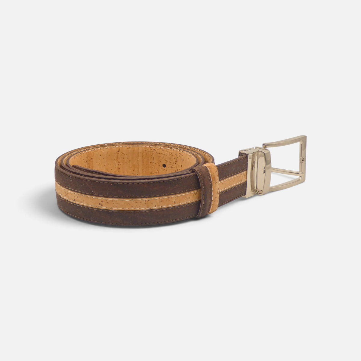 Ceinture bicolore en liège posée à plat, boucle ardillon nickelée