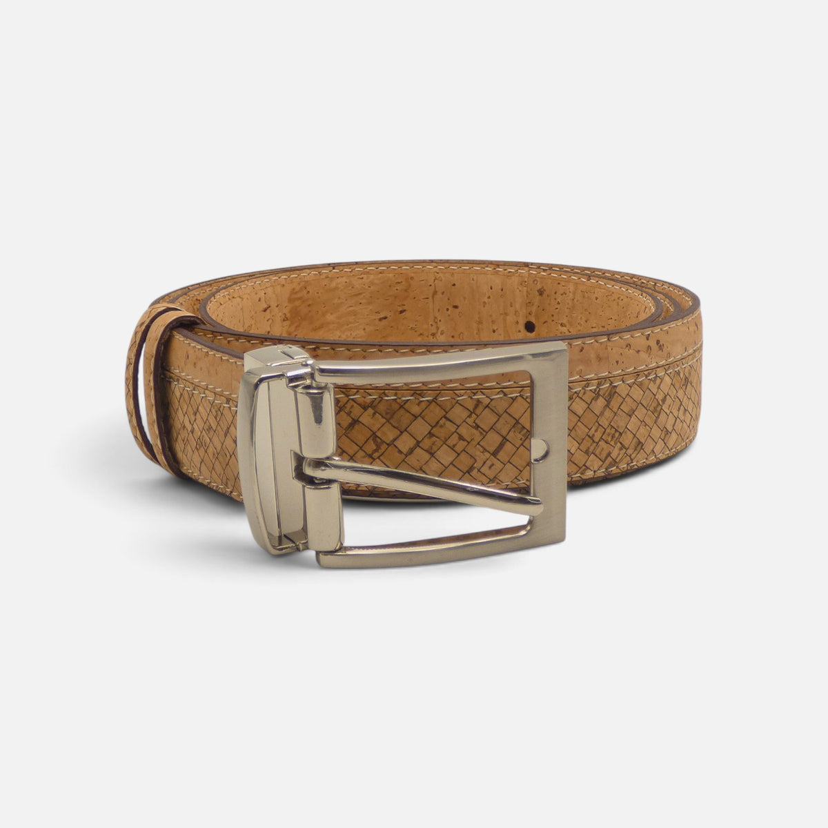 Boucle chromée d'une ceinture en liège naturel, vue rapprochée