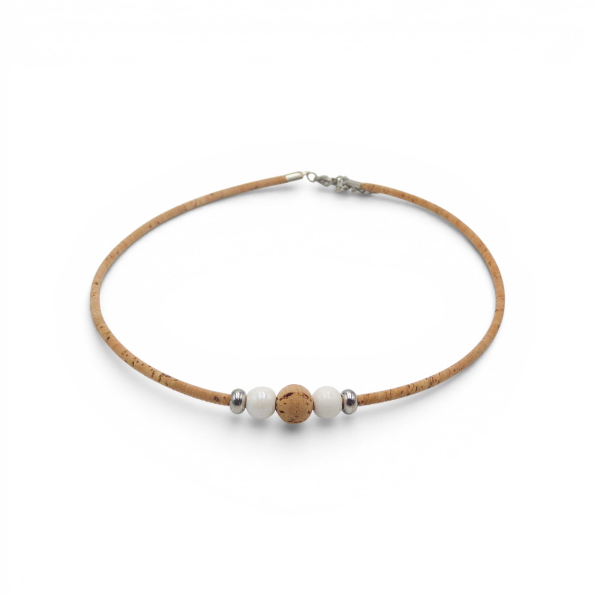 Collier cordon de liège et perles blanches, cadeau femme sobre et écoresponsable artisanat portugais