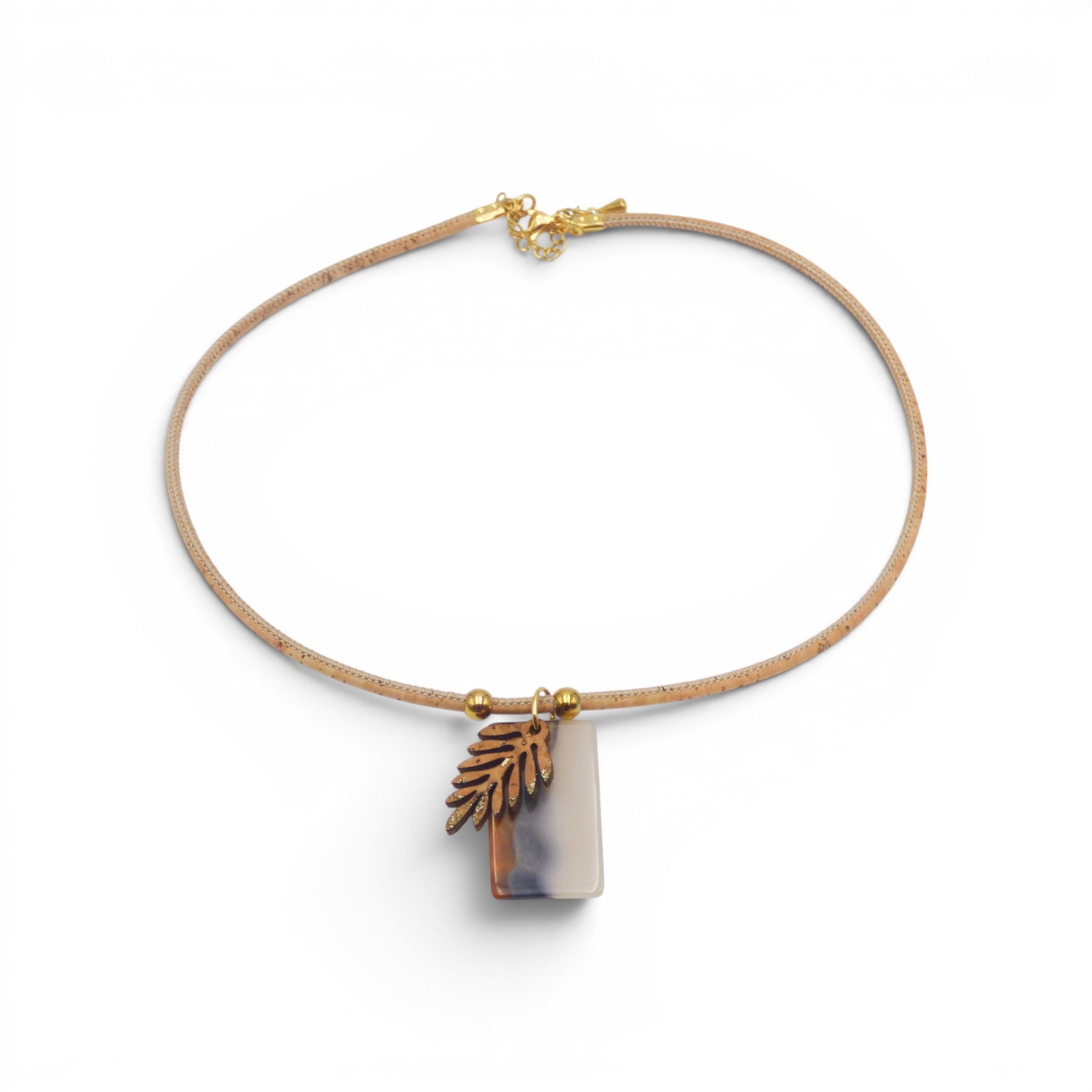 Pendentif verre blanc nacre et feuille doree, cordon liege natural, accessoire femme original vegan