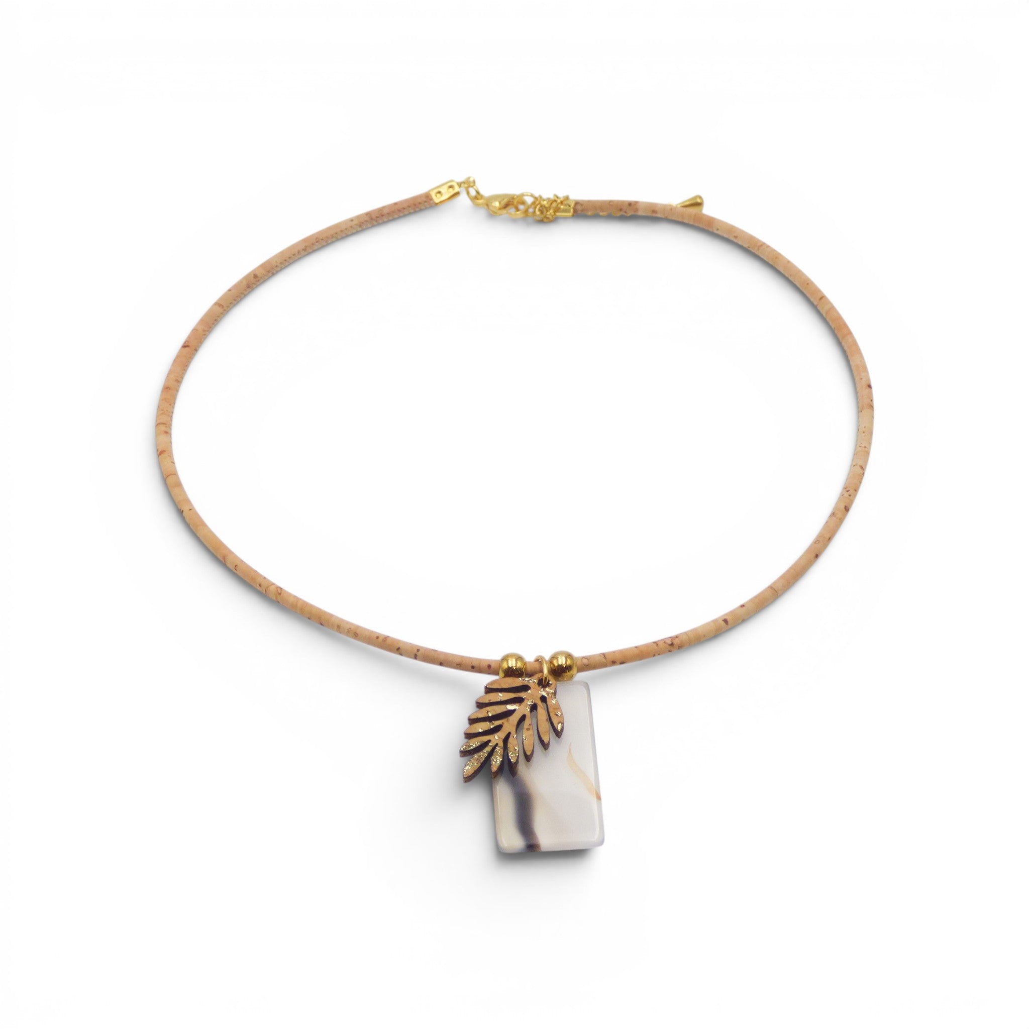 Ras-de-cou minimaliste : liege tresse, pendant verre eau-verte et feuille metal, bijou ecoresponsable artisan