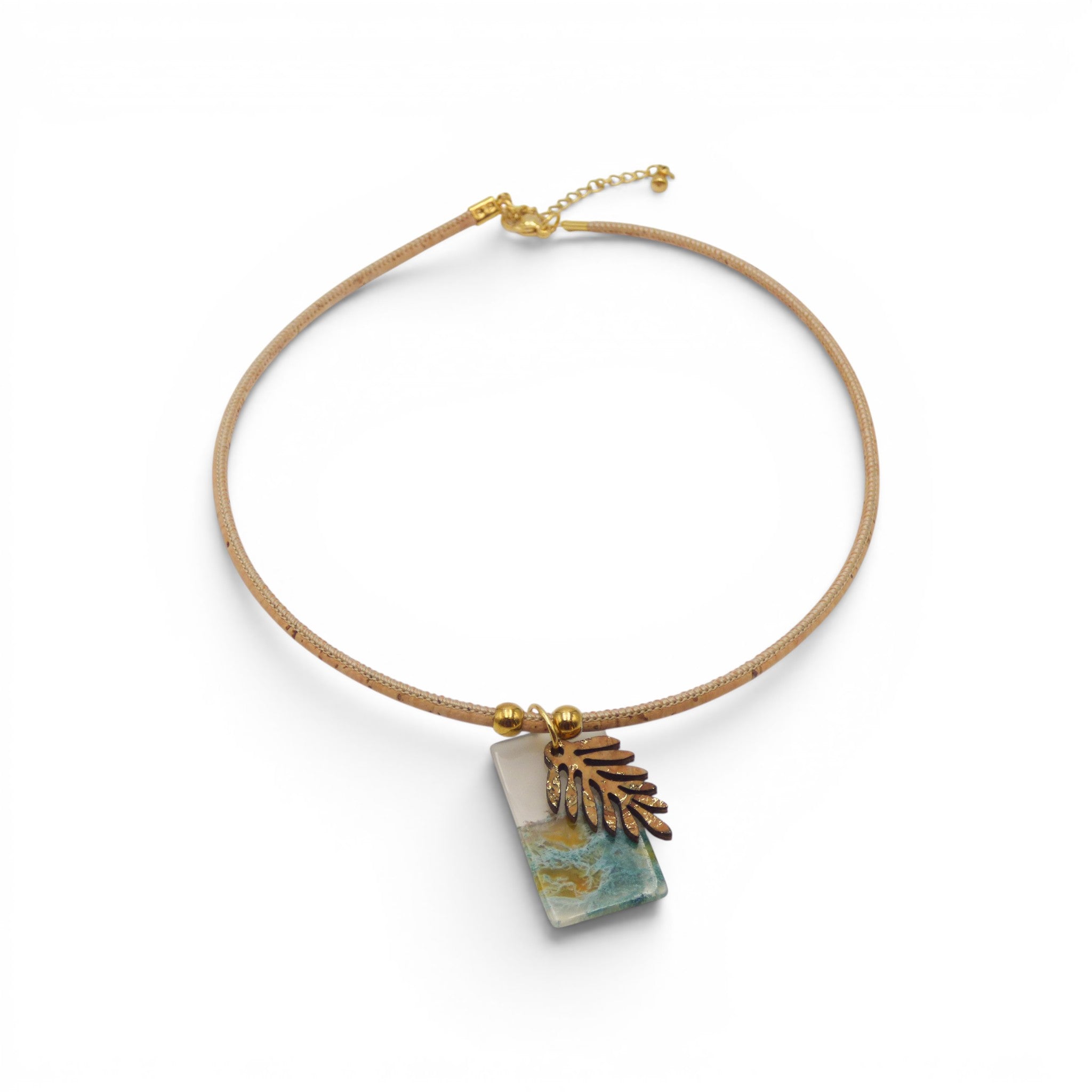 Collier en liège naturel avec pendentif feuille doree et verre bleu-vert, bijou artisanal fait main Portugal