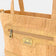 Détail texture liège sac en femme — Montado — zoom matière Portugal artisanat