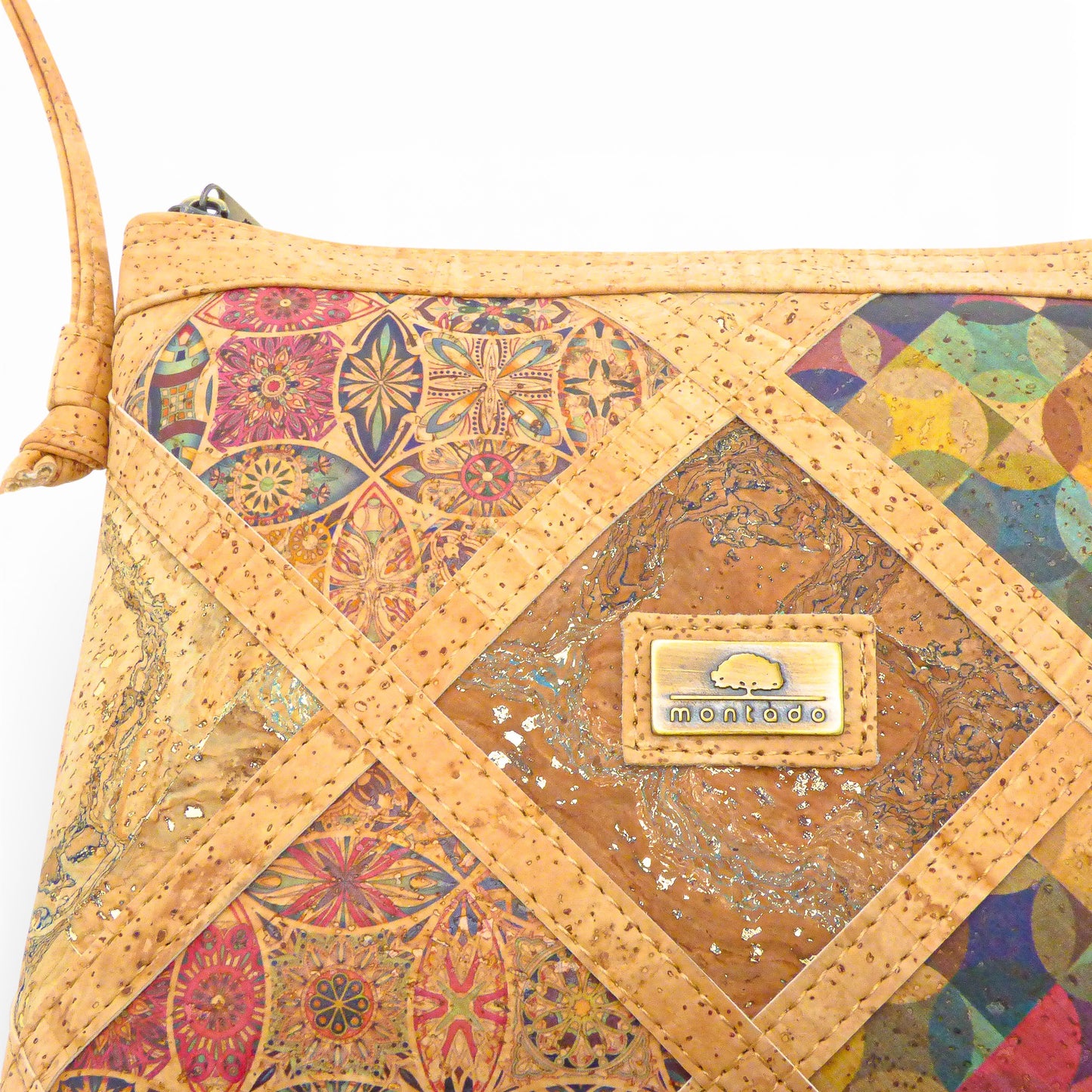 Sac bandoulière Mosaïque en liège de Montado, zoom sur motif géométrique coloré et texture unique.