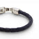Gros plan sur le tressage cuir et le fermoir argenté du bracelet homme fin Artipel — Portugal