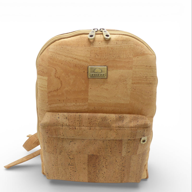 Face d'un grand sac à dos Pro en liège naturel — Montado, poche avant zippée, plaque laiton, Portugal