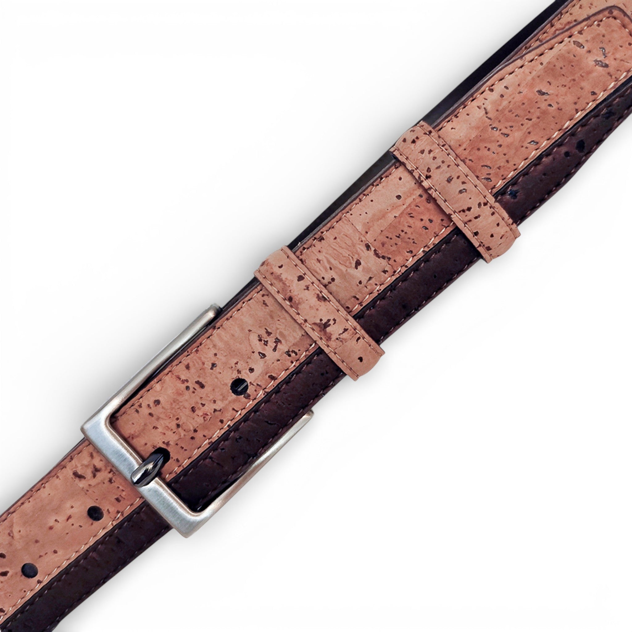 Gros plan ceinture en liège bicolore brun et rosé — TC Cortiça, boucle et passants, Portugal